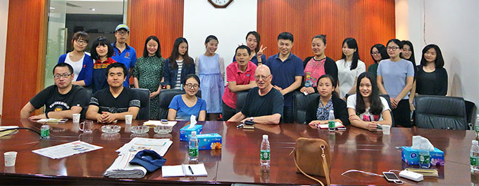 "Mr. Joke" and the staff of the DaShiHua News of Chongqing.