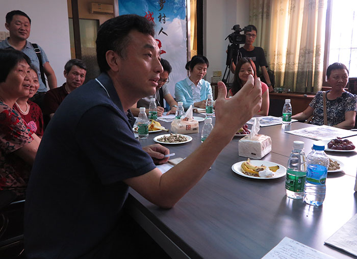 The Chinese journalist I'm most excited to see again — "My other brother from a different mother" -- Editor Li of Foshan, here seen last summer conducting a community meeting with readers of one of this 10 community newspaper start-ups in the southern province of Guangdong. You can see by his body language how passionate he is about community journalism. (Jock Lauterer photo)