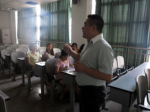 The community journalism class listens as my colleague, Prof. Ren Li, introduces me before my first class. (Jock Lauterer photo)