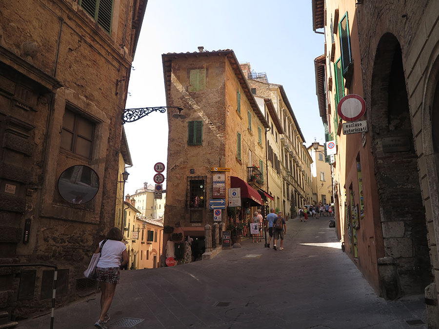 Narrow alleys and high walls keep the blazing Tuscany sun at bay in Montepulciano. (Jock Lauterer photo)