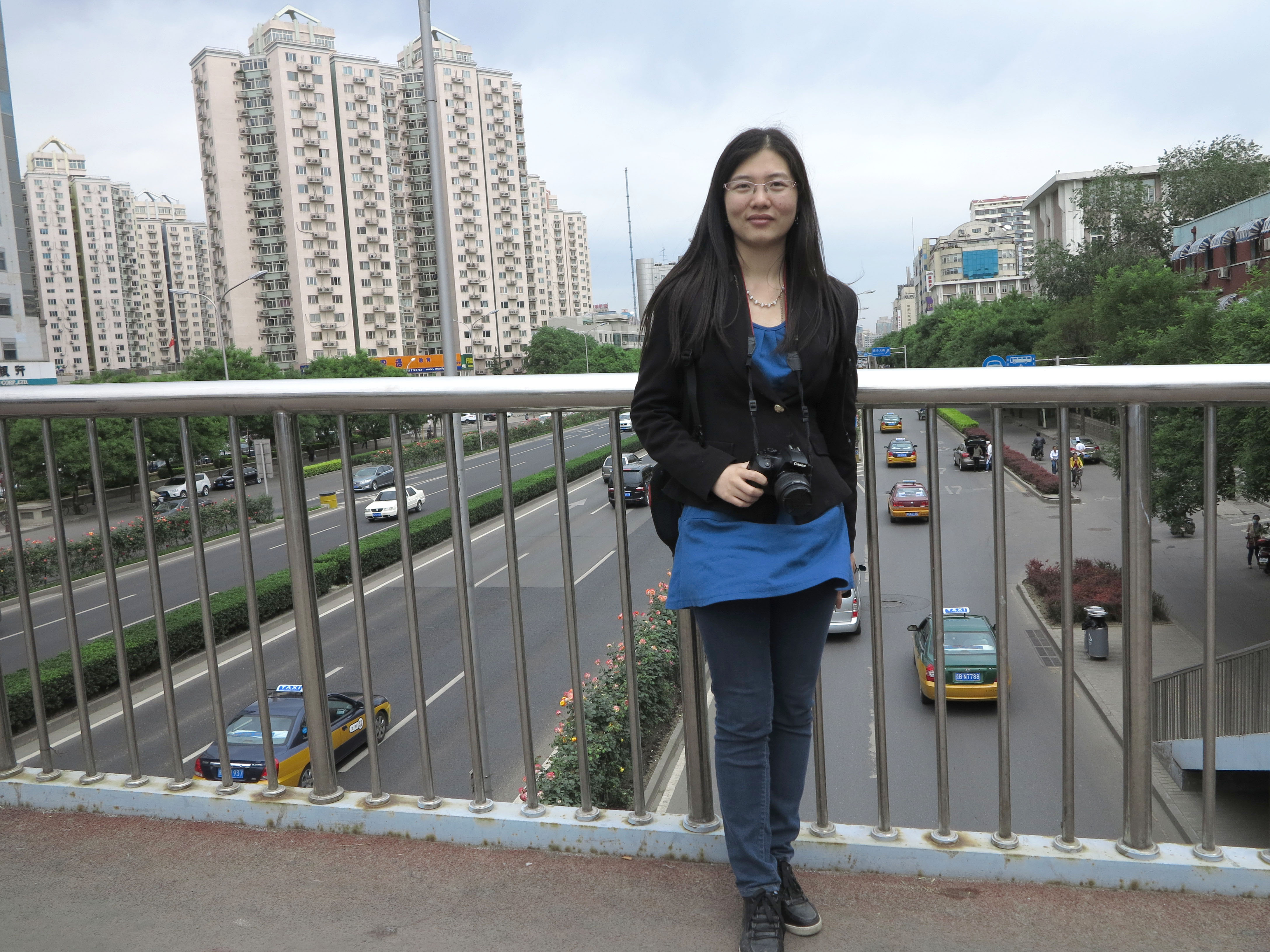 Her world: Xia Linan (Summer) overlooking Desheng Street. (Jock Lauterer photo)