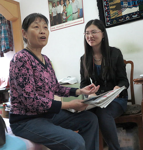 "I can't live without my paper!" Mrs.Liu tells reporter Summer. (Jock Lauterer photo)